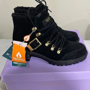 Black boots! Stylish !